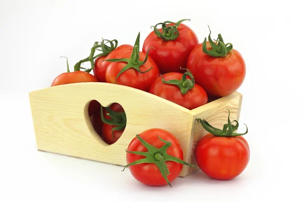 Drewniane pudełko pełne pomidory — Zdjęcie stockowe