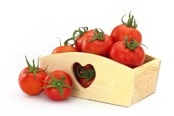 Дерев'яна коробка, повна помідорів — стокове фото