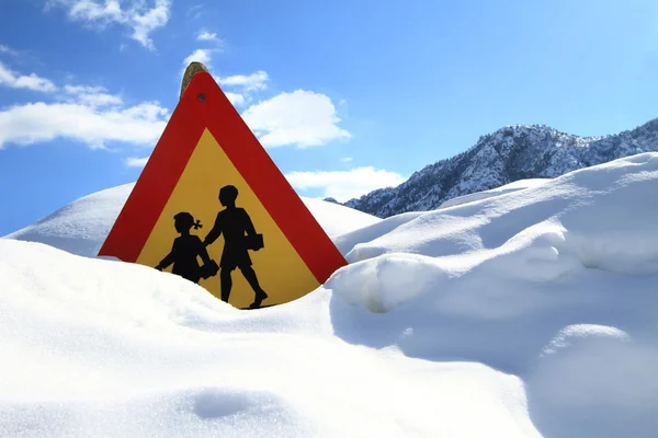 Aviso escola sinal na neve — Fotografia de Stock