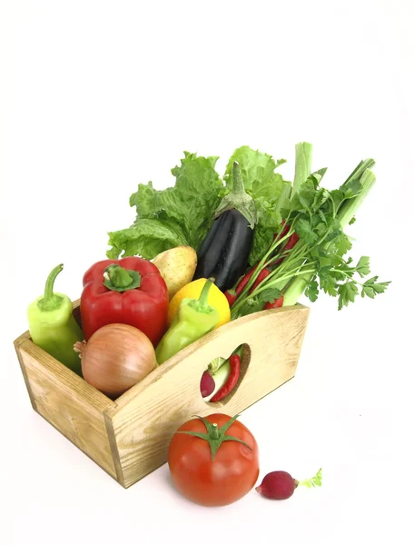 Drewniane pudełko pełne świeżych warzyw — Zdjęcie stockowe