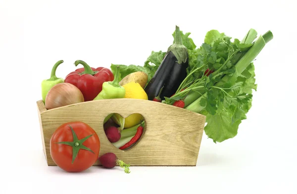 Dřevěná truhla plná čerstvé zeleniny — Stock fotografie