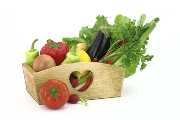 Scatola di legno piena di verdure fresche — Foto Stock