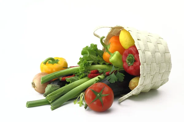 Wiklinowy kosz pełen świeżych warzyw — Zdjęcie stockowe