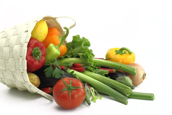 Panier en osier plein de légumes frais — Photo