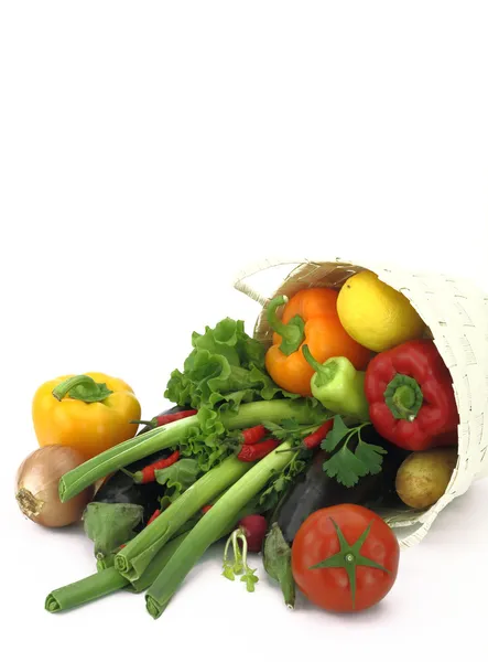 Cesta de mimbre llena de verduras frescas — Foto de Stock
