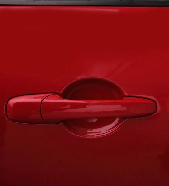 Rukojeť dveří červeného auta — Stock fotografie