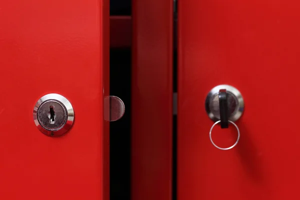 Röd skåpdörren — Stockfoto
