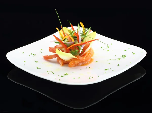 Plato gourmet. Salmón ahumado con verduras —  Fotos de Stock