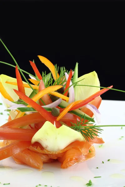 Plato gourmet. Salmón ahumado con verduras —  Fotos de Stock