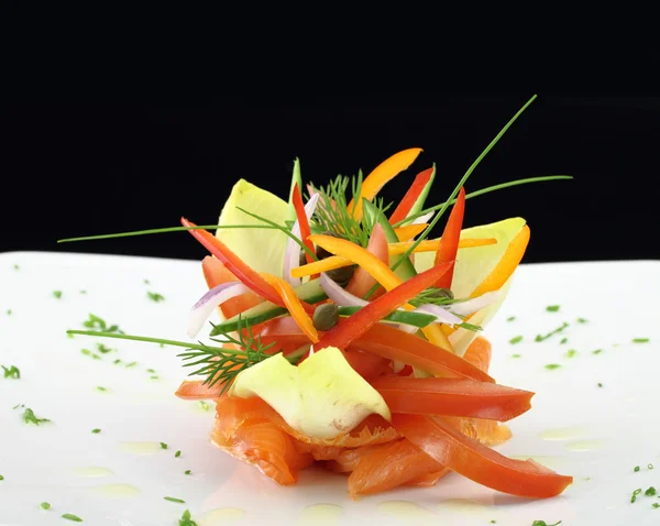 Plato gourmet. Salmón ahumado con verduras —  Fotos de Stock