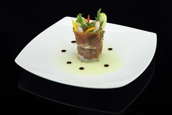 Prosciutto sebze salatası ile — Stok fotoğraf