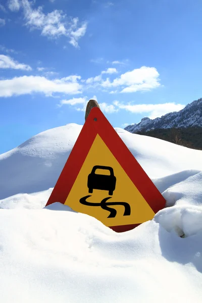 滑りやすい道路標識 — ストック写真