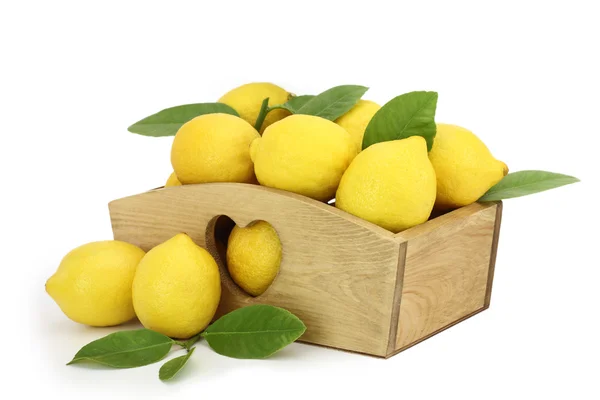 Scatola di legno piena di limoni — Foto Stock