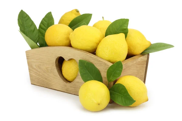 Деревянная коробка, полная лимонов — стоковое фото