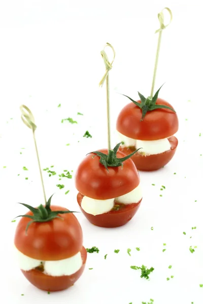 Comida para os dedos. Tomates cereja com mussarela — Fotografia de Stock