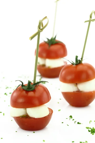 Comida para os dedos. Tomates cereja com mussarela — Fotografia de Stock