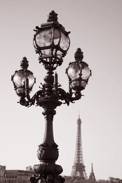 杜邦与埃菲尔铁塔、 巴黎亚历山大三世桥 — 图库照片