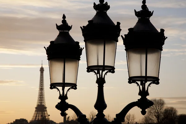 Эйфелева башня и фонарный столб, Париж — стоковое фото