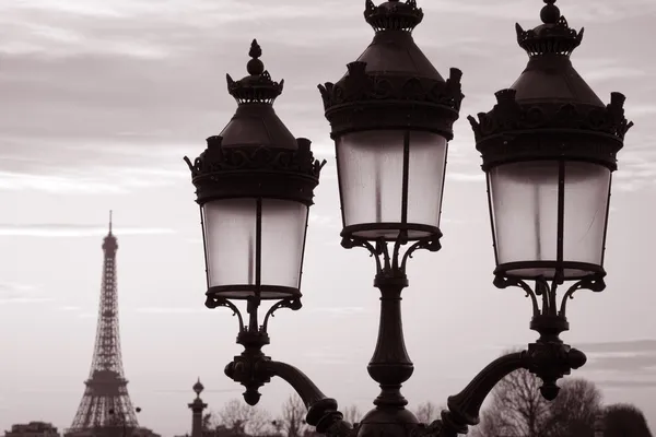 Eiffeltornet och lyktstolpe, paris — Stockfoto