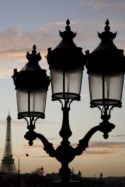 艾菲尔铁塔和巴黎的路灯柱上 — 图库照片