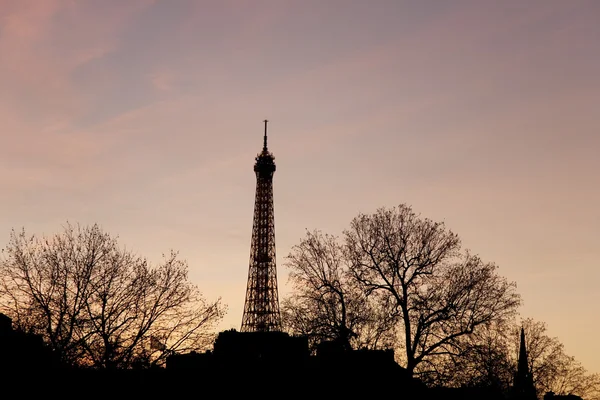 夕暮れ時、パリのエッフェル塔 — ストック写真