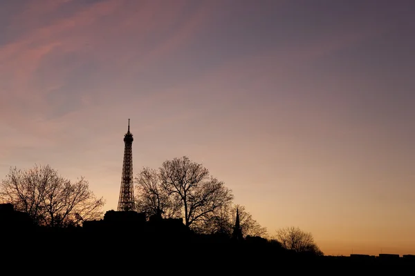 Eiffelturm in der Abenddämmerung in Paris — Stockfoto