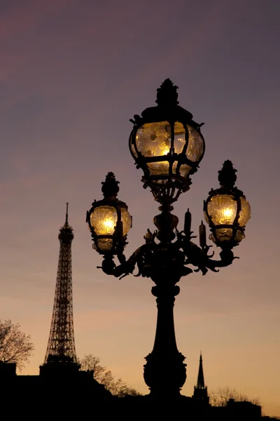 ポン アレクサンドル 3 世橋とパリ タワー エッフェル — ストック写真