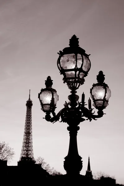 杜邦亚力山大三桥和埃菲尔铁塔、 巴黎 — 图库照片