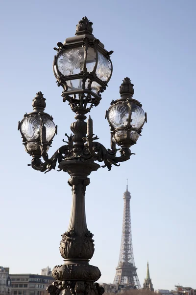 杜邦与巴黎埃菲尔铁塔亚历山大三世桥 — 图库照片