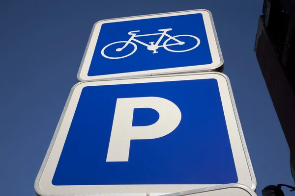 Велосипед парковка знак — стокове фото