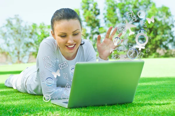 Retrato de mulher sorridente conversando com seus amigos ou familiares usando laptop com conexão à internet sem fio — Fotografia de Stock