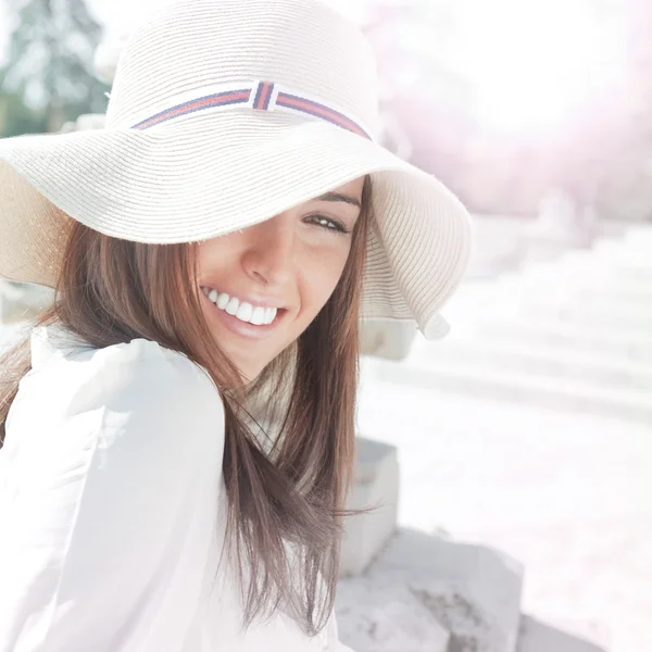 Nahaufnahme Porträt einer schönen jungen Frau mit einem glücklichen Gedanken — Stockfoto