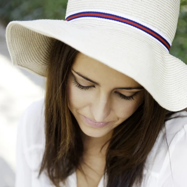 彼女は美しい若い女性はエレガントな身に着けている帽子屋外公園で — ストック写真
