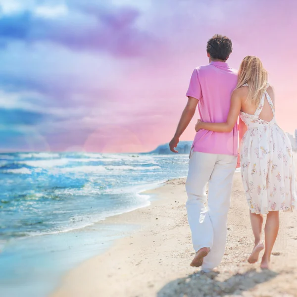 Ιδεαλιστική αφίσα για διαφήμιση. ζευγάρι στην παραλία εκμετάλλευση — Φωτογραφία Αρχείου