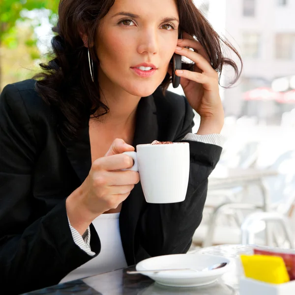 Ritratto di bella giovane donna d'affari seduta rilassata al caffè all'aperto — Foto Stock