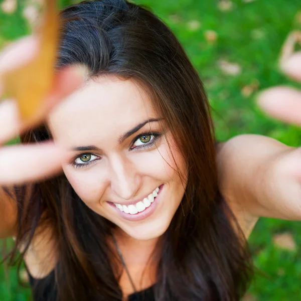 Портрет улыбающейся девушки, сидящей на траве в лесу и — стоковое фото