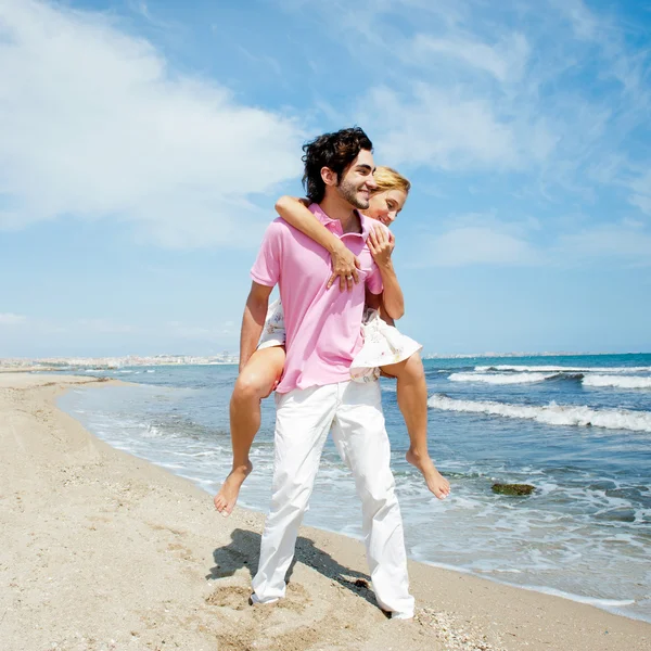 Casal apaixonado - Homem hispânico tendo sua mulher caucasiana piggyba — Fotografia de Stock
