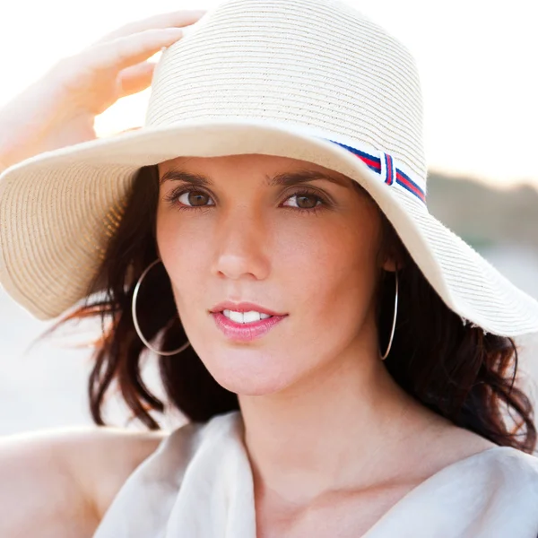 Retrato de verano de una hermosa mujer con sombrero. Vacaciones en caliente —  Fotos de Stock