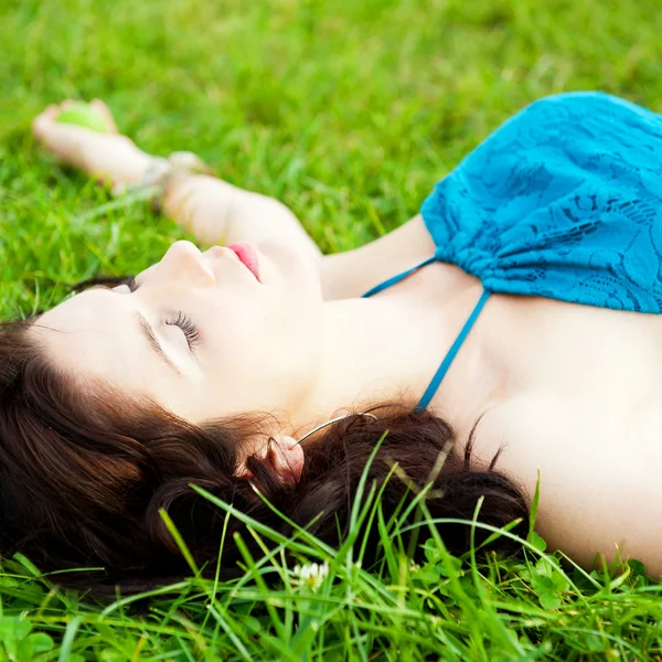 Menina morena bonita vestindo vestido elegante relaxante ao ar livre em g — Fotografia de Stock