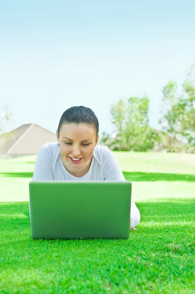 Mulher bonita usando laptop ao ar livre — Fotografia de Stock