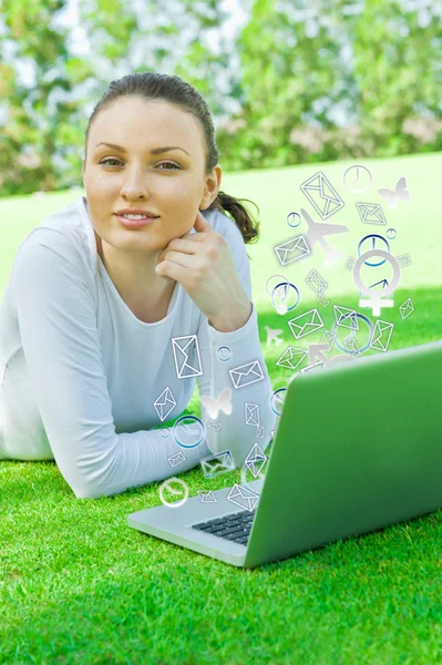 Красива жінка, використовуючи бездротове інтернет-з'єднання, щоб спілкуватися зі своїми друзями під час відпустки в літньому парку — стокове фото