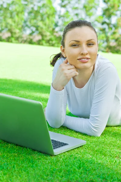 Mulher bonita usando laptop ao ar livre — Fotografia de Stock