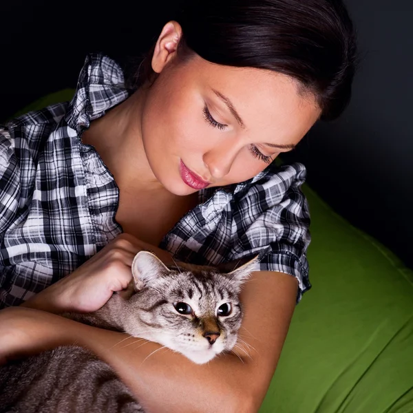 Giovane donna felice con gatto, rilassata sul divano beanbag . — Foto Stock