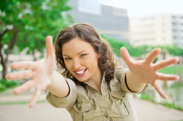 Porträt einer schönen jungen Frau, die viel Spaß im Freien hat — Stockfoto