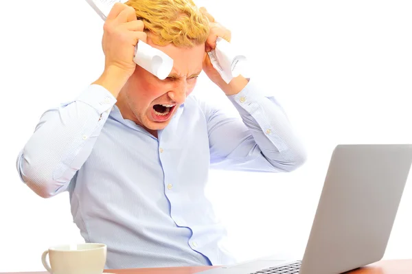 Изображение молодого работодателя, прикасающегося к голове в отчаянии и плачущего на рабочем месте на белом фоне — стоковое фото