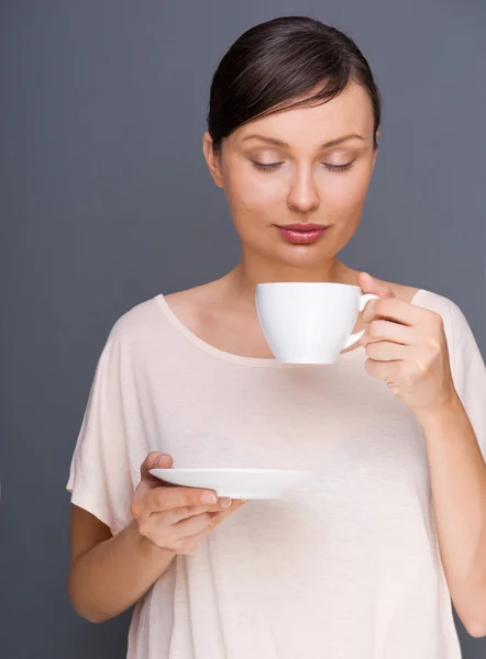 Retrato de mujer joven de moda que da café caliente o bebida de té —  Fotos de Stock