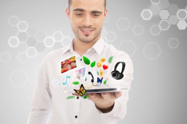 adam gösteren tablet bilgisayar ve beyaz backg izole gülümseyen