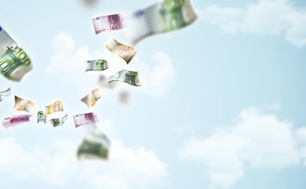Dinheiro caindo no fundo do céu — Fotografia de Stock