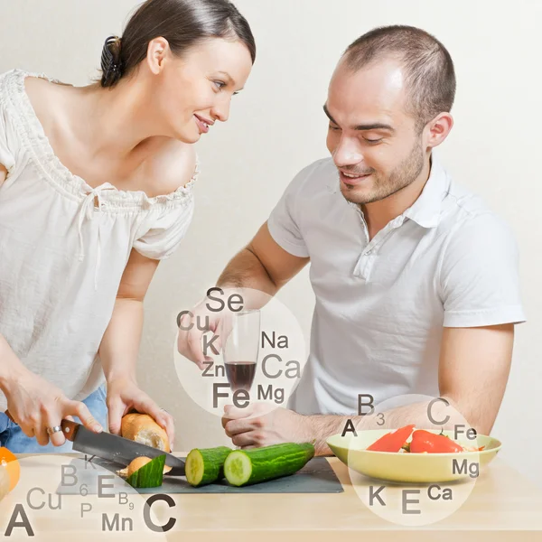 Giovane bella coppia cucinare una dieta equilibrata. Un grande spazio per i copioni. Vita — Foto Stock