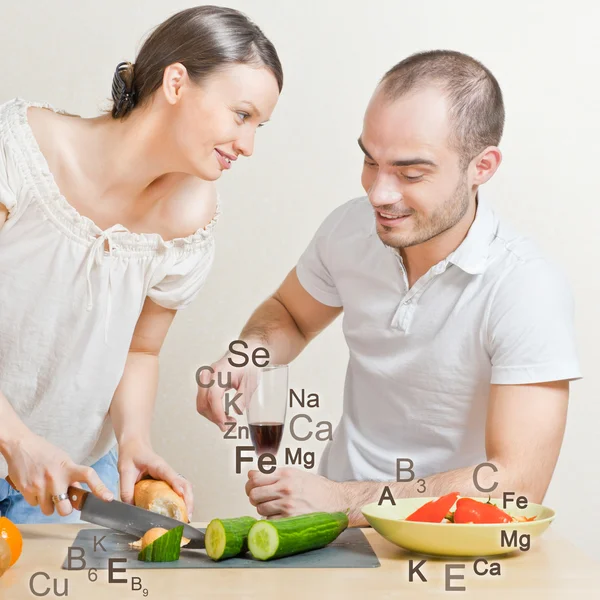 Giovane bella coppia cucinare una dieta equilibrata. Un grande spazio per i copioni. Vita — Foto Stock